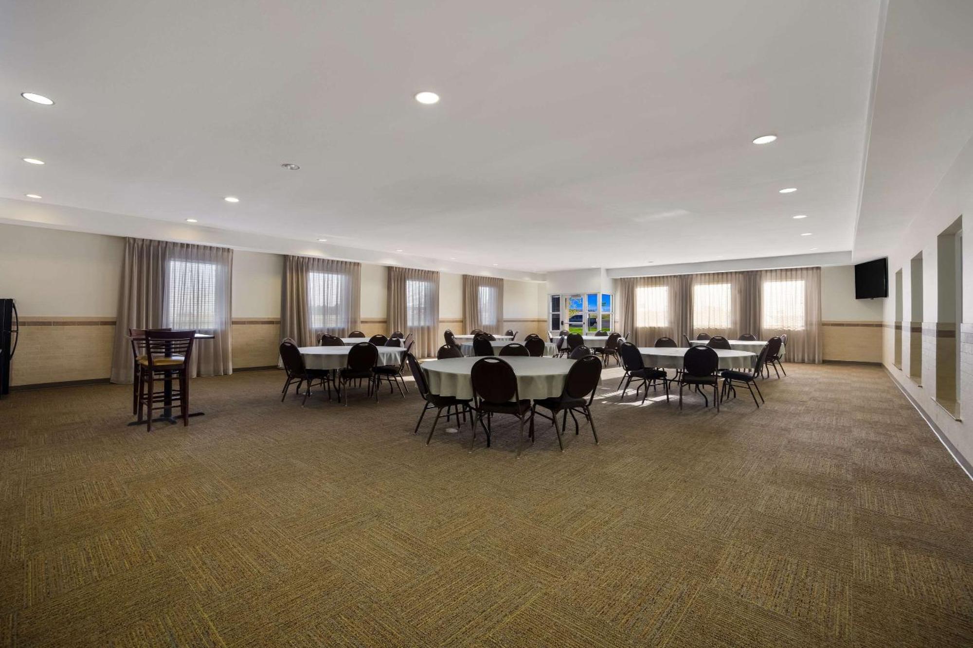 Sleep Inn & Suites Колби Экстерьер фото