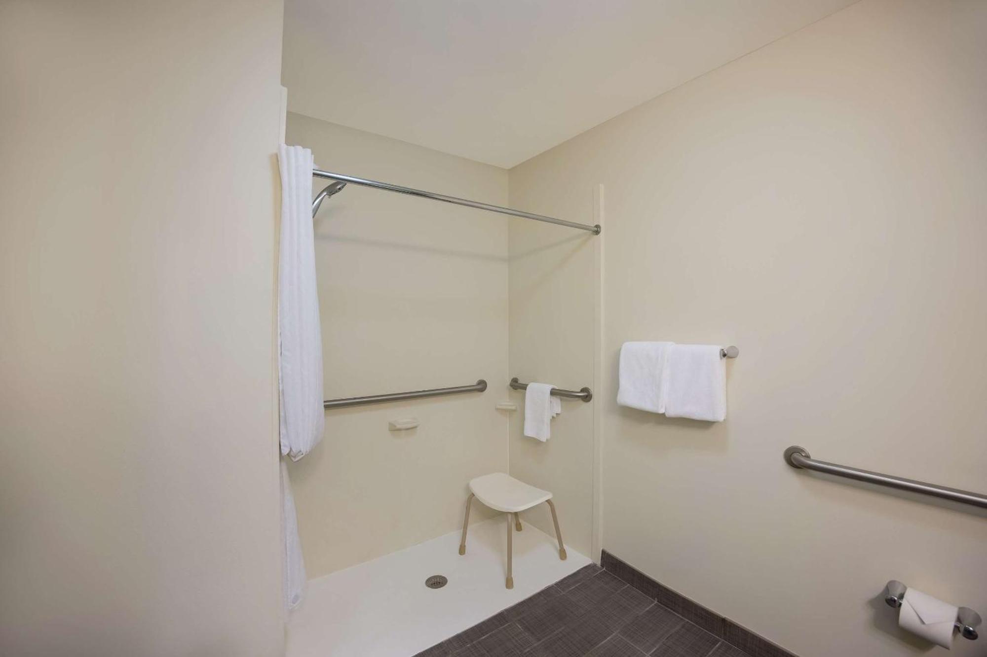 Sleep Inn & Suites Колби Экстерьер фото