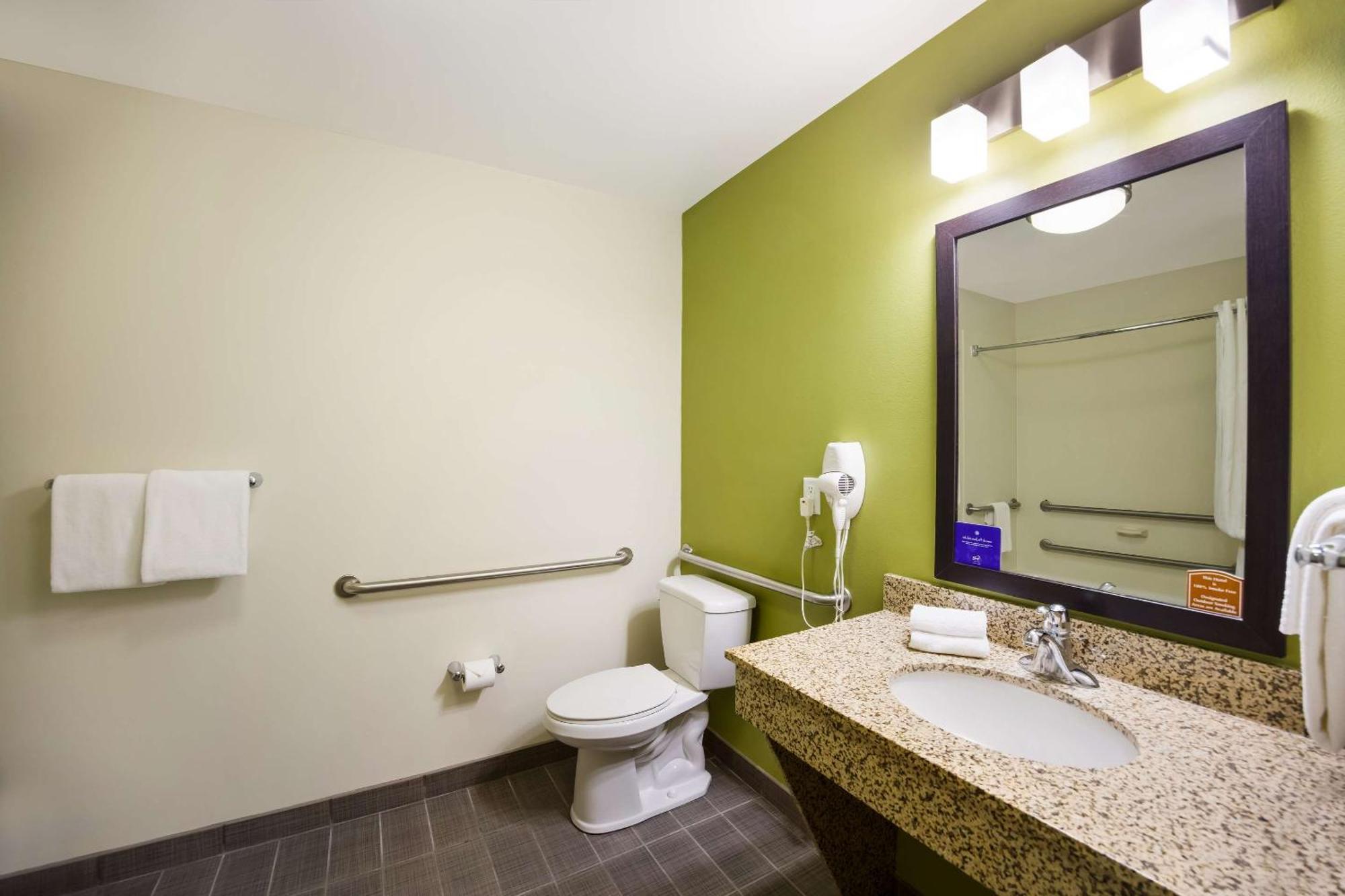Sleep Inn & Suites Колби Экстерьер фото
